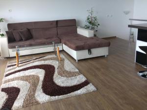 uma sala de estar com um sofá castanho e um tapete em Villa Princess Maria em Balchik