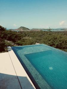 - une piscine bleue avec vue sur l'océan dans l'établissement Villa Svalen, à Bumbang