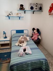 ein Schlafzimmer mit einem Bett mit ausgestopften Tieren darauf in der Unterkunft La Casina al Paesello col Castello in Grotte Santo Stefano