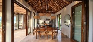 - une salle à manger avec une table et des chaises dans l'établissement Villa Svalen, à Bumbang