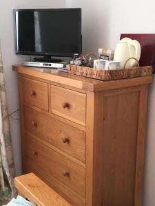 uma cómoda de madeira com uma televisão por cima em BELESME, PRIVATE ANNEX em Bridgnorth