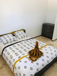 a bed with a star on top of it at Le Cottage de Romas in Villeneuve-sur-Lot