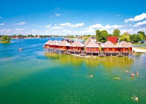 una vista aerea di un resort sull'acqua di Overwater cottage - Slovak Tahiti, Senec a Senec