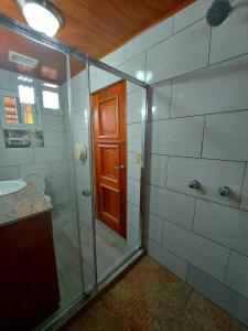 Boquete Town Hostal tesisinde bir banyo