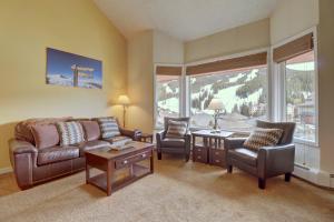Χώρος καθιστικού στο TL503 Telemark Lodge 1BR 2BA condo