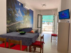 - une cuisine et une salle à manger avec une table et des chaises dans l'établissement RESIDENCE EL PALMAR FRONTE MARE, FRONTE SPIAGGIA (5 metri), FRONTE PISCINA (4 metri), à Lido di Jesolo