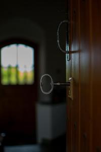 eine Tür mit einem Griff an einer Holztür in der Unterkunft Arcadianis Villa at Psari Trikolonon Gortynia in Psárion