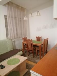 sala de estar con mesa, sillas y sofá en Jaca 2, en Požarevac