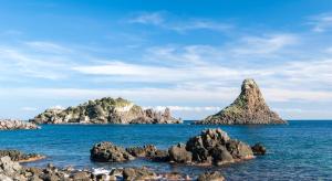 grupa wysp w oceanie z kamieniami w obiekcie La casa di Ale w mieście Aci Castello