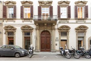 um grupo de motociclos estacionados em frente a um edifício em Flamingo Florence Suite em Florença