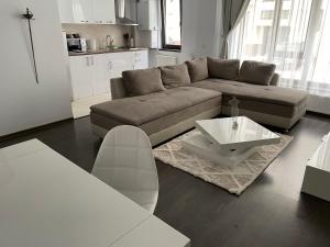 sala de estar con sofá y mesa de centro en THE ARTIST - Copou, en Iaşi