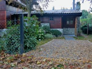 una casa con una valla y un montón de hojas en Las Glicinas en San Carlos de Bariloche