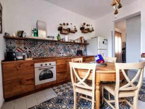 een keuken met een houten tafel en een fornuis bij Casa Armonia in Favignana