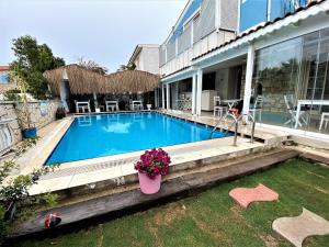 ein Swimmingpool im Hinterhof eines Hauses in der Unterkunft Alacati Eldoris Hotel in Alacati