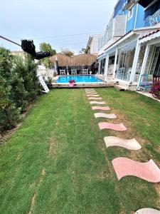 a yard with stepping stones in front of a house at Alacati Eldoris Butik Hotel in Alaçatı