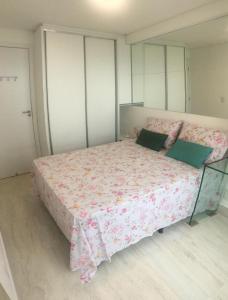 um quarto com uma cama grande e um cobertor rosa em Lindo Ap 1102 Vista do Mar c Garagem em Recife