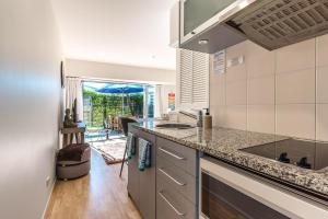 Nhà bếp/bếp nhỏ tại Oneroa Bay Villa Waiheke