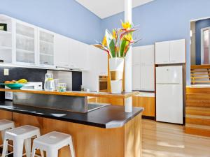
A kitchen or kitchenette at Bowery Beach House - spacious family accommodation
