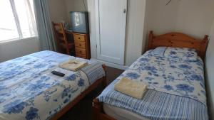 Dormitorio pequeño con cama y TV en Room in Guest room - Comfortable Family room with Tv, Free Fast Wifi, Sleeps 4 with 1 Bunk Bed, en Hayes