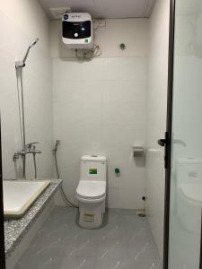 58M Motel في كاو بانغ: حمام مع مرحاض ومغسلة وتلفزيون