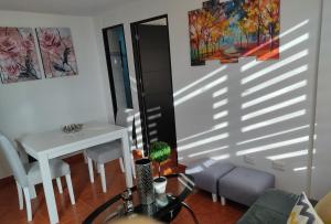 a living room with a table and a table and chairs at CASA AVILA - Apartamento amoblado 1 - Villa Alsacia in Bogotá