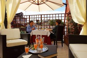 zwei Personen sitzen an einem Tisch in einem Restaurant in der Unterkunft Hotel Castello in Venedig