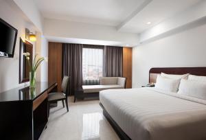 Postel nebo postele na pokoji v ubytování Hotel Santika Premiere Semarang