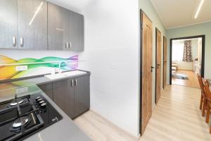 Kuchyňa alebo kuchynka v ubytovaní Comfort 66 - Real-Life 3-Room Family Stay with 4 Beds