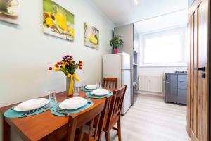 comfort 66 في ميشكولتْس: غرفة طعام مع طاولة مع كراسي وثلاجة
