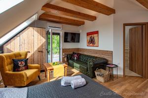 sala de estar con sofá verde, sofá y mesa en Eger Castle Hill Premium Apartments, en Eger