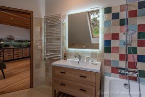 A bathroom at Eger Castle Hill Premium Apartments