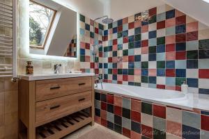 A bathroom at Eger Castle Hill Premium Apartments