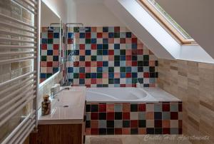 A bathroom at Eger Castle Hill Premium Apartments