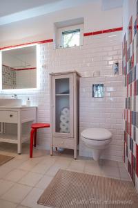 A bathroom at Eger Castle Hill Premium Apartments