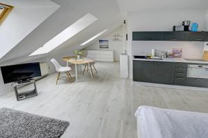 Kuchyň nebo kuchyňský kout v ubytování fewo1846 Strandresidenz Wassersleben - Strandmuschel - sonniges Studioapartment im Dachgeschoss