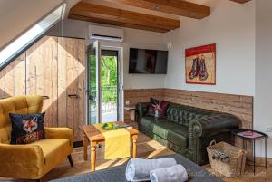 A seating area at Eger Castle Hill Premium Apartments