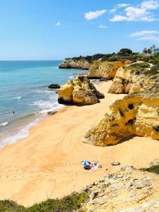 una playa con una persona tumbada en la arena en Rustic Beach House at the Cliff T3 | C218, en Porches