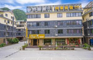 淳安阿笨民宿的一座顶部有阳台的大楼