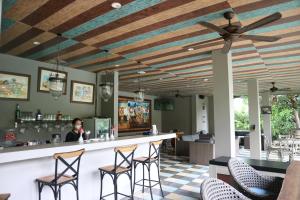 Area lounge atau bar di Amanuba Hotel & Resort Rancamaya