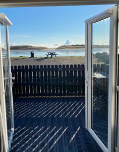 uitzicht op het strand vanaf het balkon van een huis bij Beachfront Lodge, Lossiemouth Bay in Lossiemouth