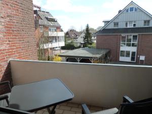 a table and chairs on a balcony with a building at Apartment Zentrum in Bad Zwischenahn