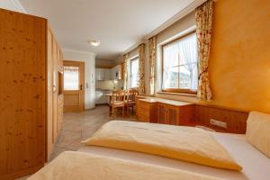 Tempat tidur dalam kamar di Land- und Appartementhaus Pircher