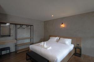 Rabbit Hotel Phimai客房内的一张或多张床位