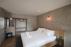 Rabbit Hotel Phimai客房内的一张或多张床位