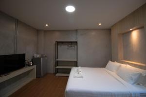 Rabbit Hotel Phimai客房内的一张或多张床位