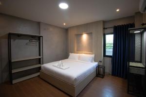 Rabbit Hotel Phimai客房内的一张或多张床位