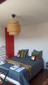 een slaapkamer met 2 bedden en een plafond bij Chambre d'hote Le clos Valmont in Fécamp