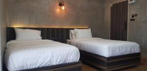 Rabbit Hotel Phimai客房内的一张或多张床位