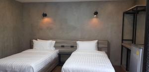 Rabbit Hotel Phimai客房内的一张或多张床位