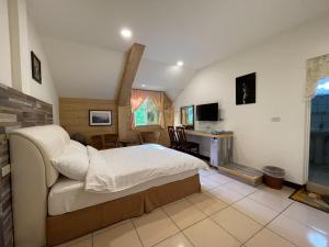 A television and/or entertainment centre at Sao Ba Ding Homestay